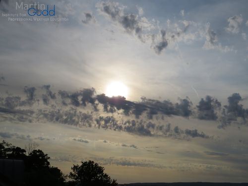 Altocumulus floccus radiatus