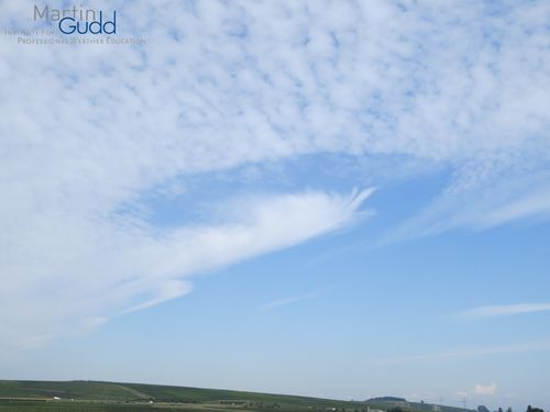 Typischer Altocumulus stratiformis translucidus cavum (Fallstreak hole)