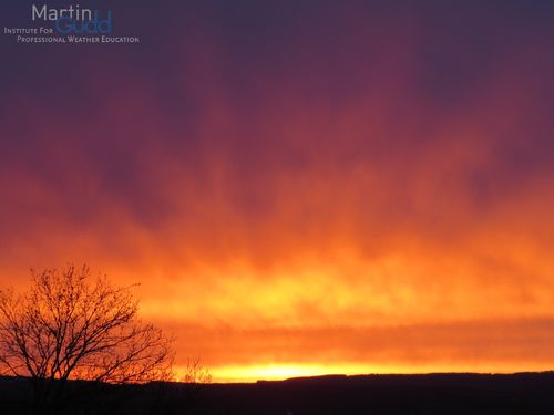 Abendrot an der Unterseite von Altostratus